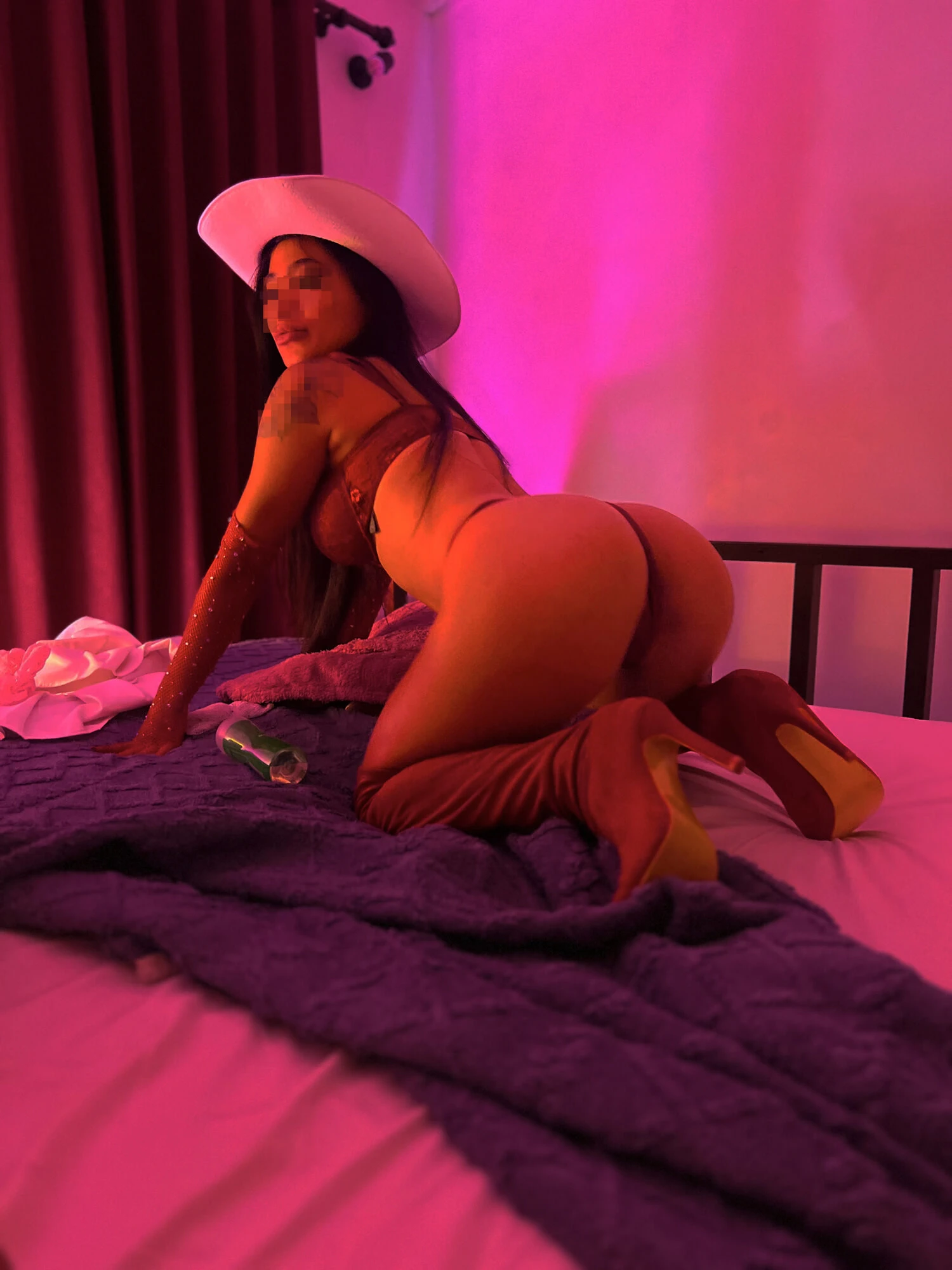 Kırmızı yüksek topuklu ve iç çamaşırlı seksi şerif