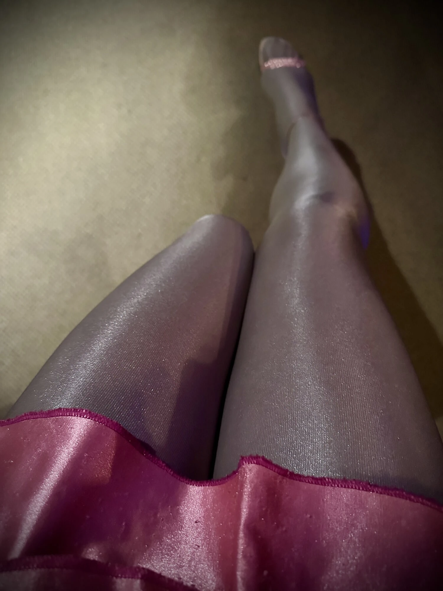 Parlak külotlu çorapla bacaklarımı okşamak ister misin?