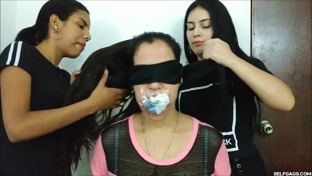 Ağzı tıkanmış kadın, ağzı birden fazla çorapla doldurulmuş - selfgags