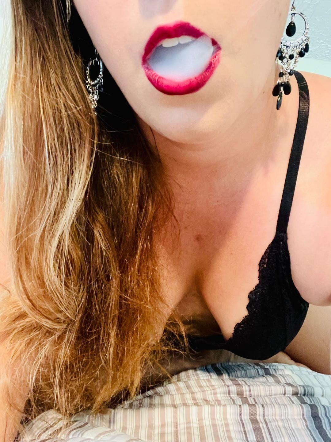 Siyahlı seksi vaping kadın