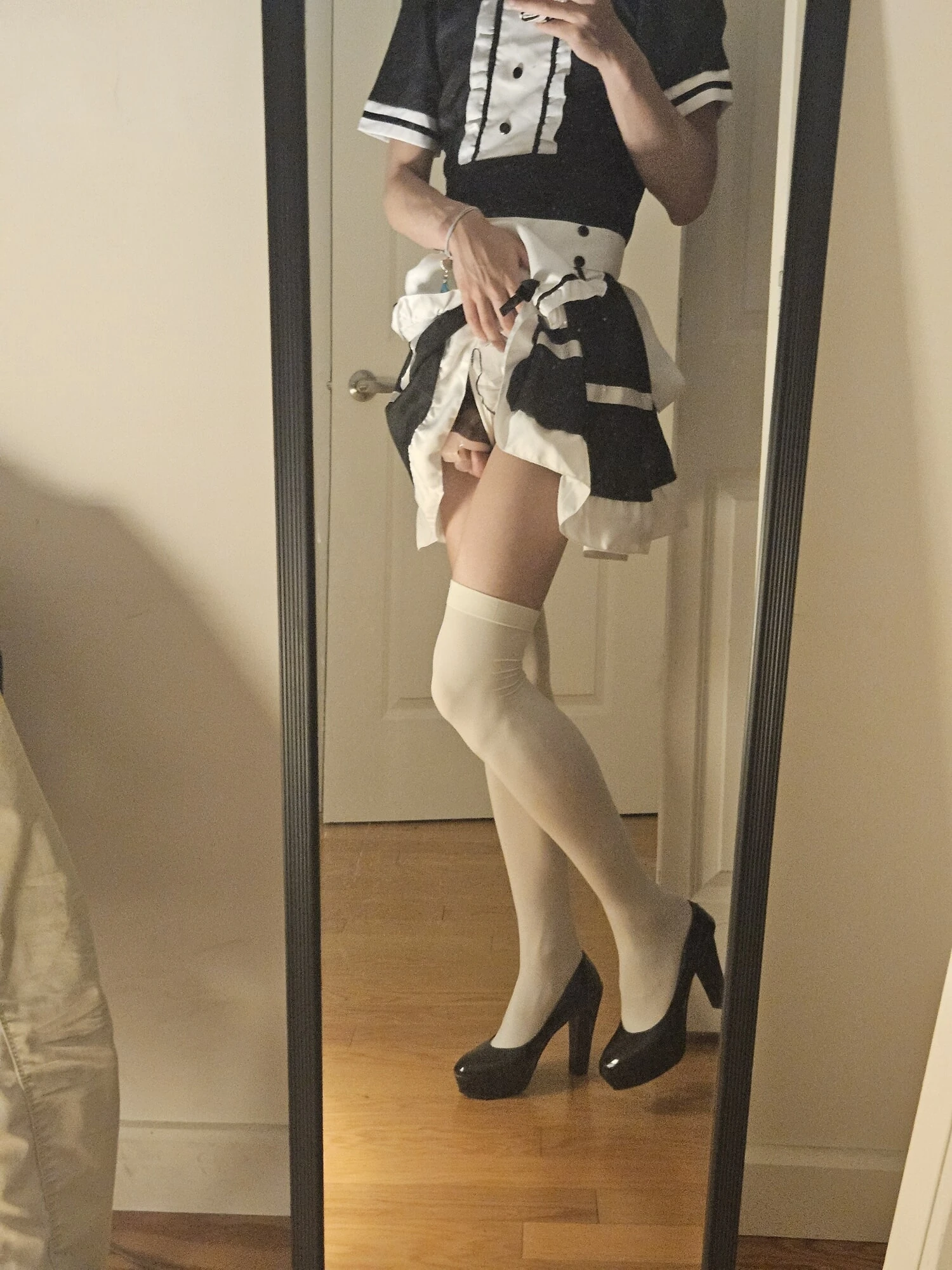 Chastity cage ve hizmetçi üniforması giymiş Çinli femboy