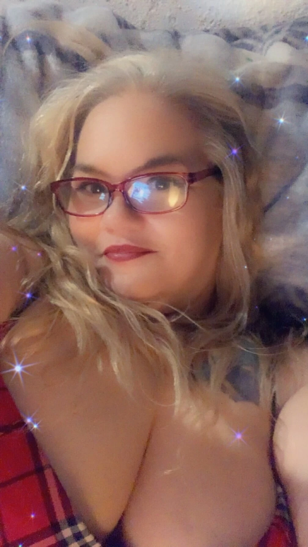 Соблазняет и ублажает