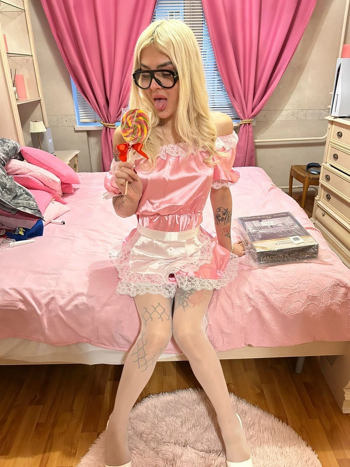 Kadın kılıklı saten elbise