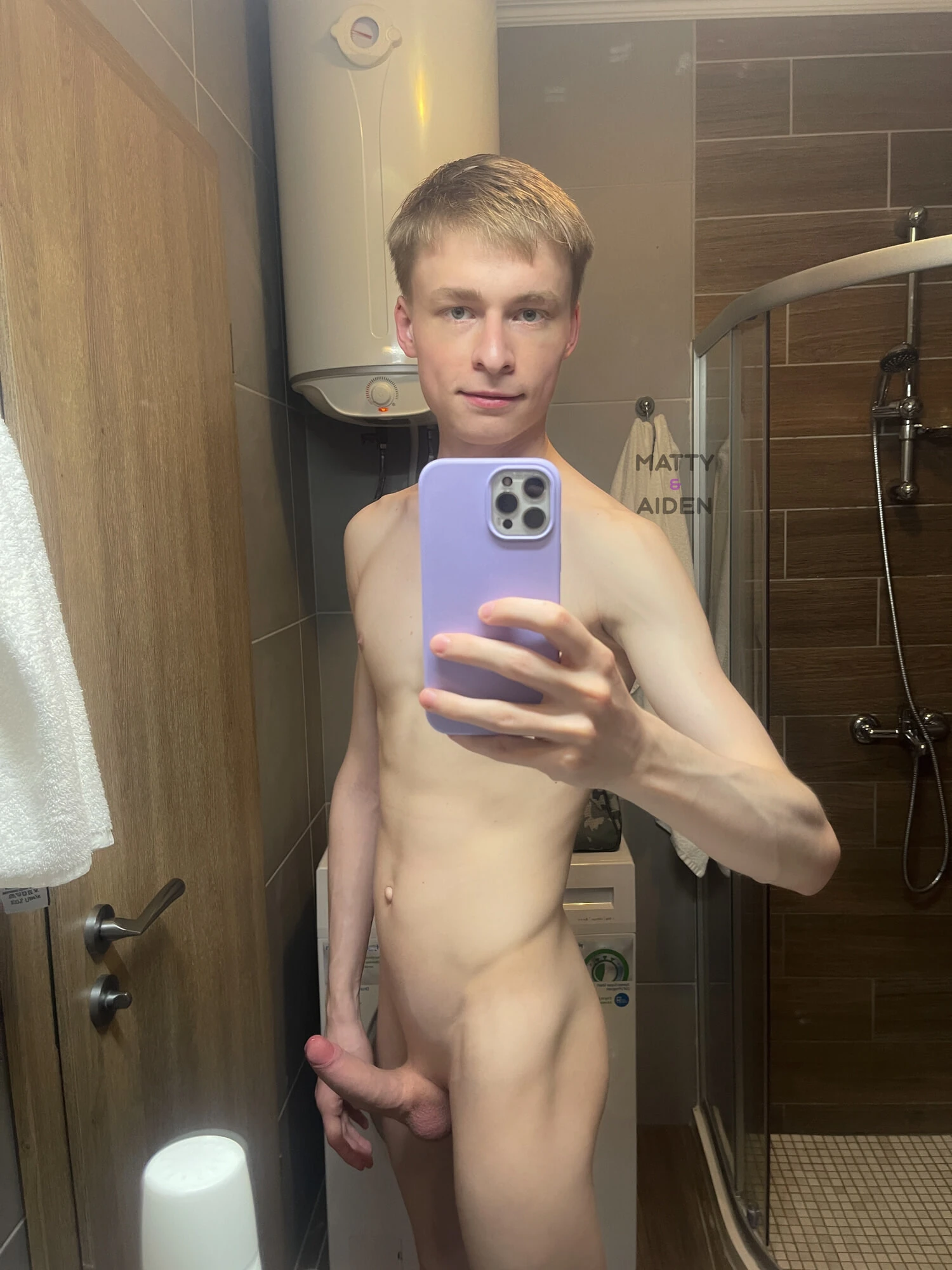 Twink Aiden duşta selfie çekiyor