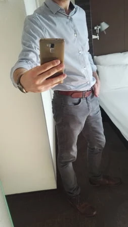 Üstümde kıyafetlerle