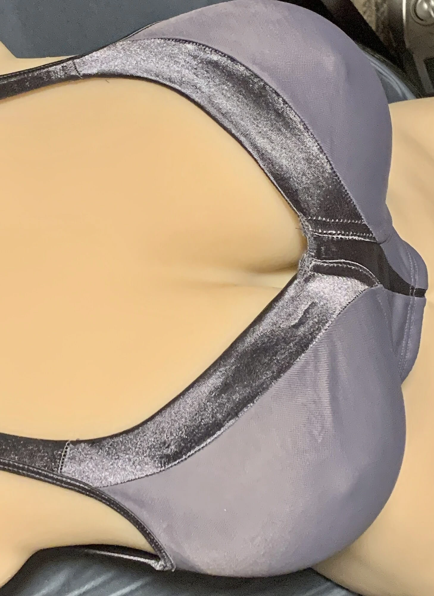 Farklı sutyen giyiyor