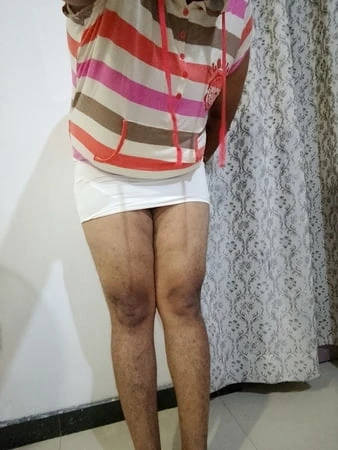 Hizmetçi yeni kıyafetlerimi giyiyor 