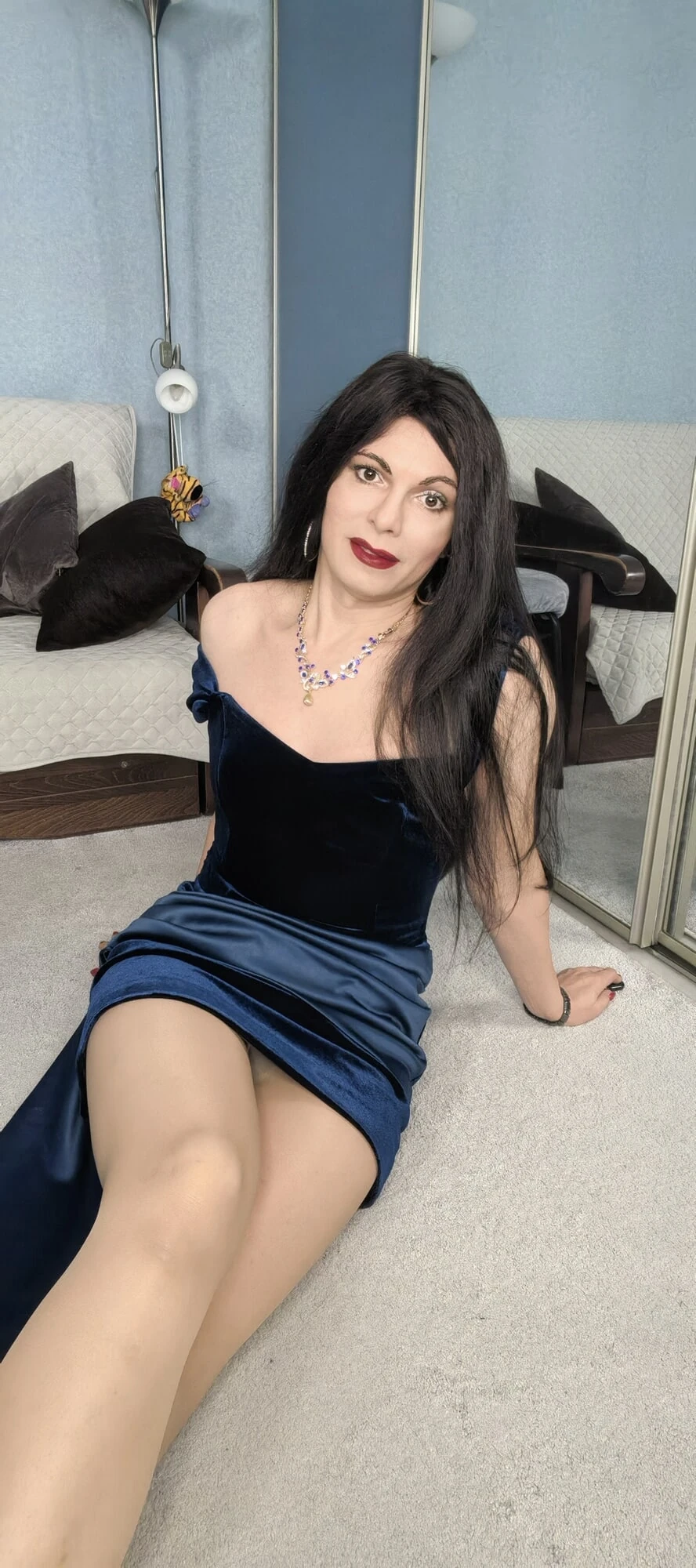 Mavi elbiseli