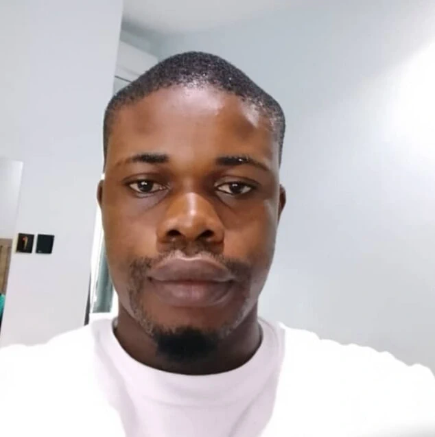 Davidnaijabigdick büyük büyük yarağı sallıyor ve mastürbasyon yapıyor 