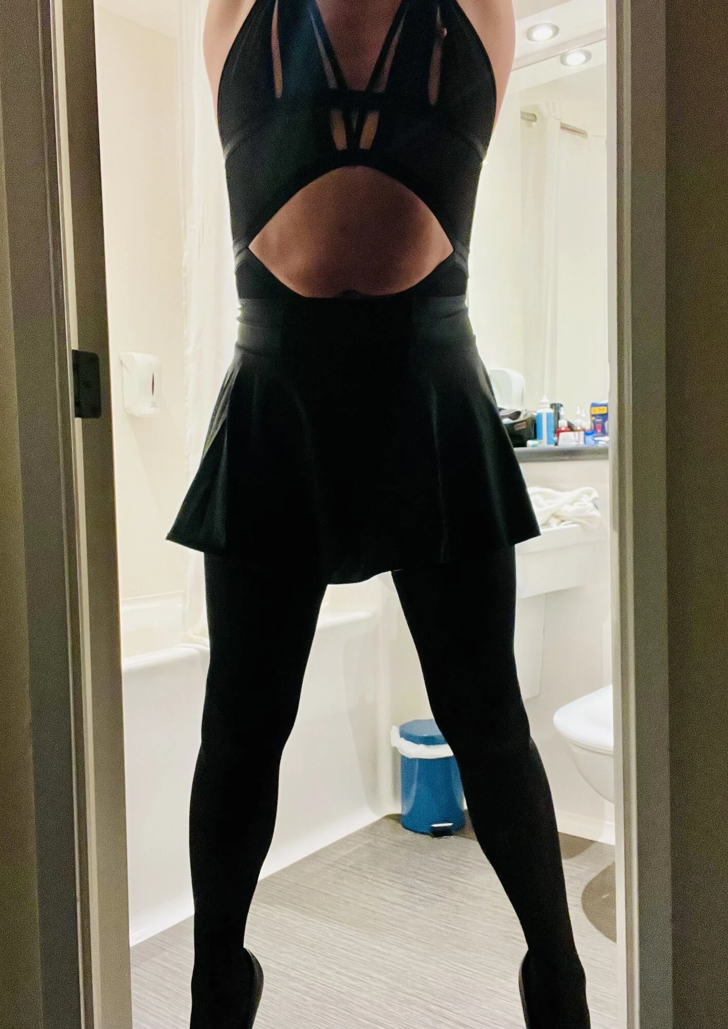 Kadın kılıklı banyo hizmetçisi...