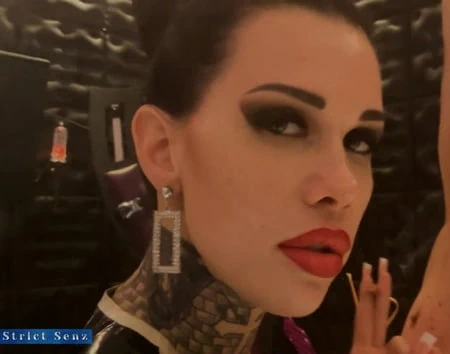 Bayan alessa milano sissybitch'imle oynuyor