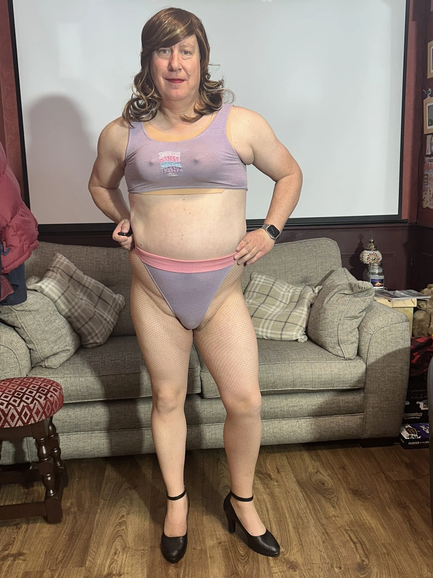 Seksi spor salonu kıyafeti içinde seksi travesti.