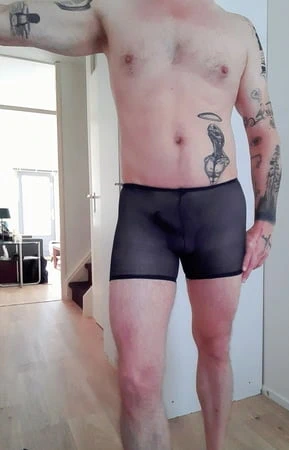 Sadece külotlu güzel götümü gösteriyorum