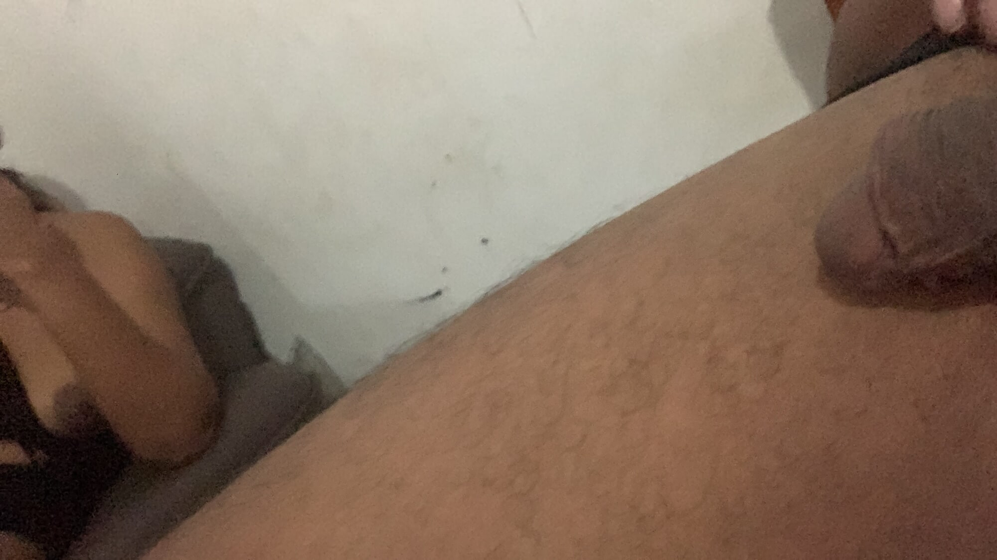 Şal utanç verici göğüslerini kurtarıyor
