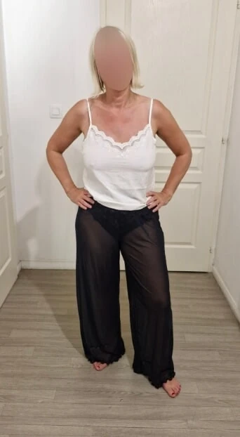 En tenue de plage transparan exhibe