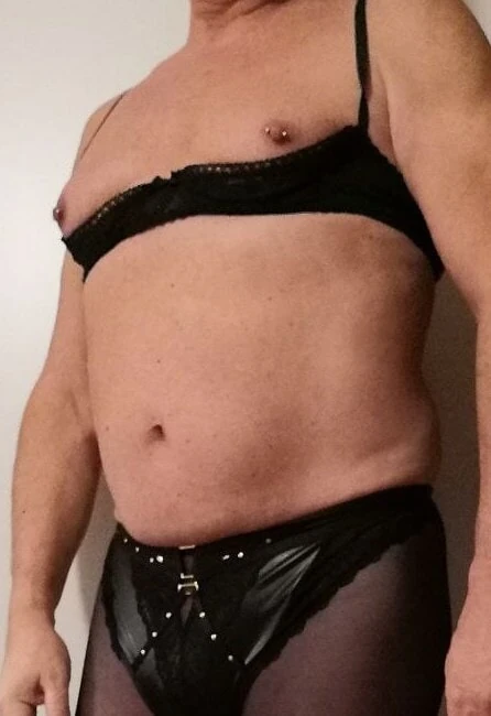 Travesti mit gepiercten Nippel  