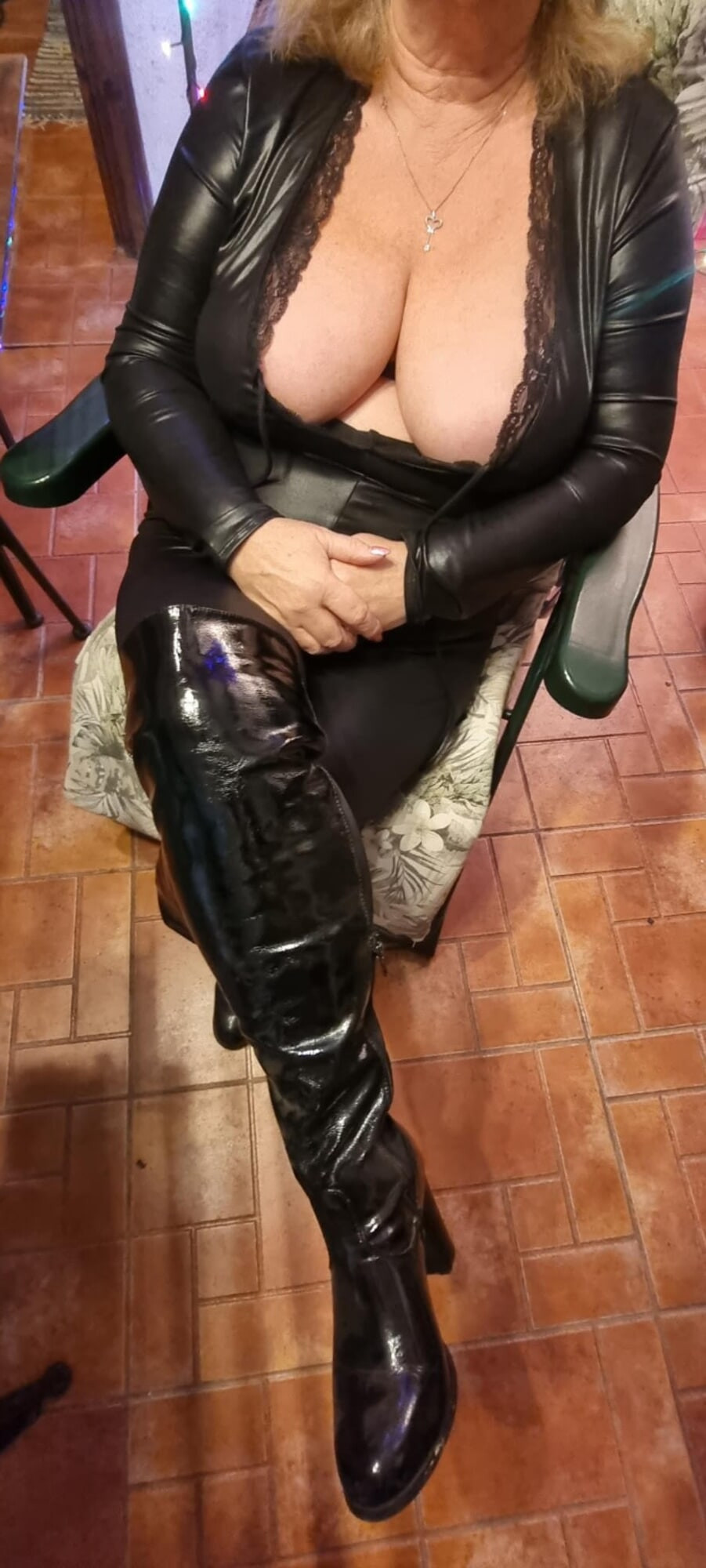 Julie cunningham seksi zenci figürü kedi kıyafetiyle sarılıyor