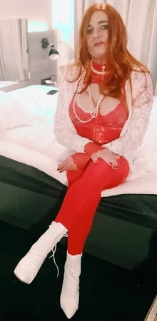 Kırmızı iç çamaşırlı Lisa 