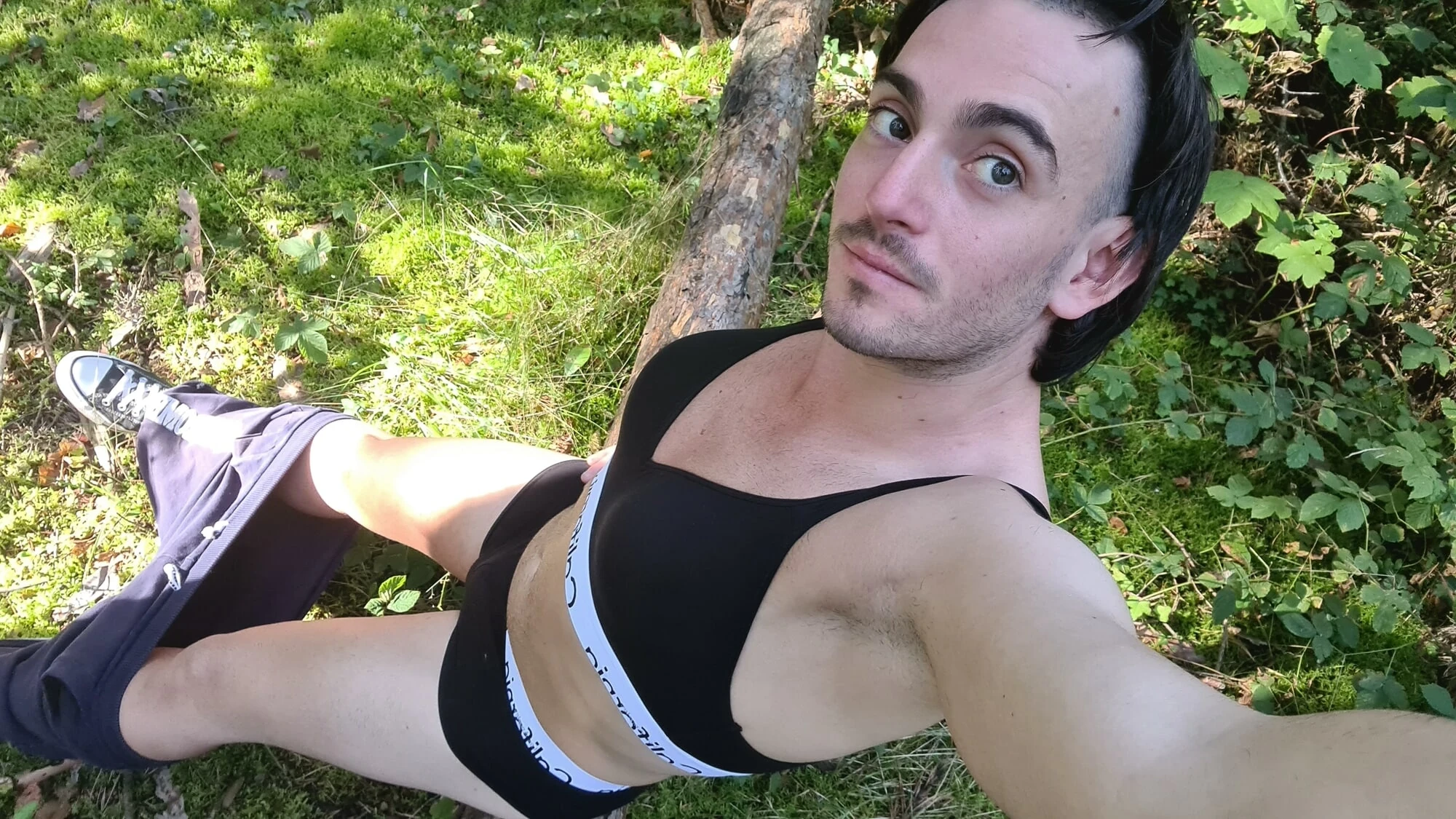 Немецкий би-мужчина в нижнем белье 