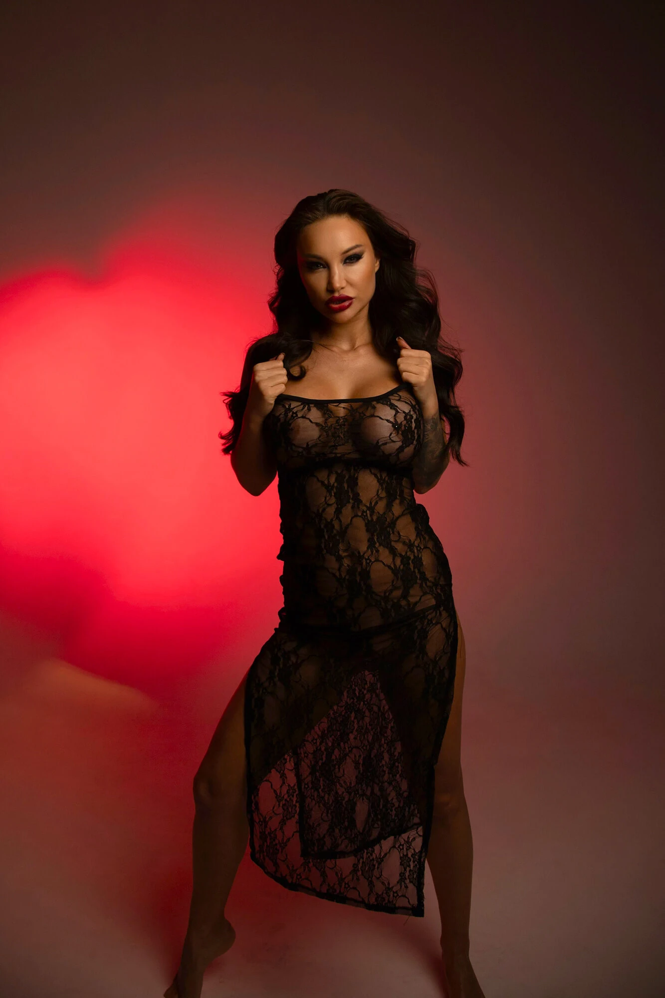 Şeffaf siyah elbiseli seksi Monika Fox