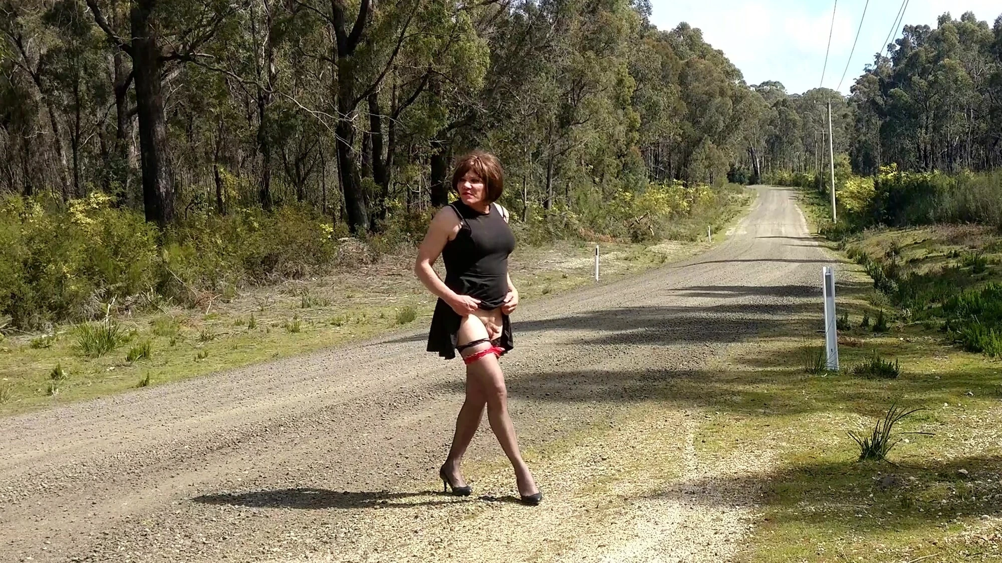 Crossdress roadtrip - çakıl yol yürüyüşü