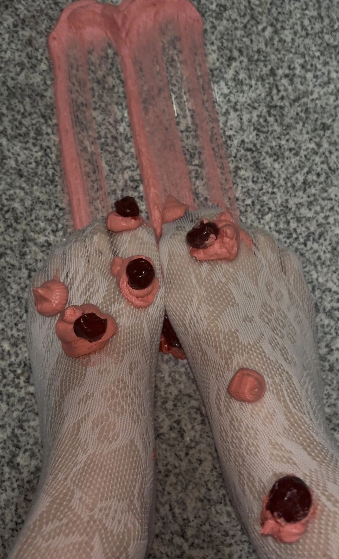 Beyaz çoraplı bacaklarımla krem şantiyle oynuyorum