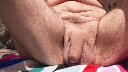 Nisan ayında plajda yalnız