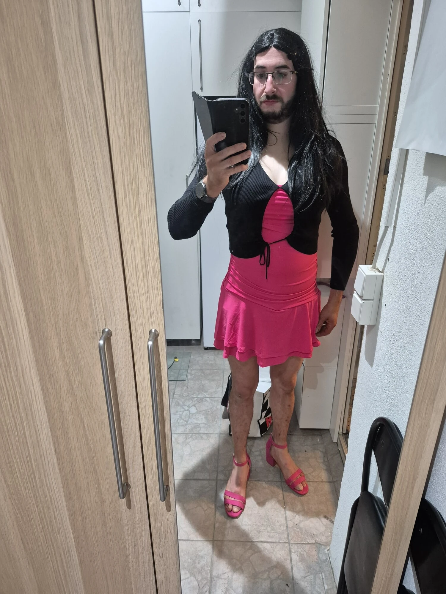 Travesti im minikleid