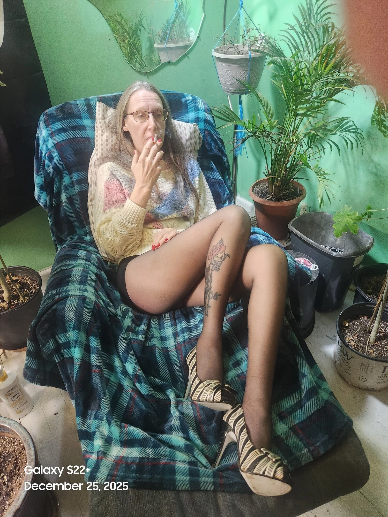 Goode Girl siyah külotlu çorap ve yüksek topuklu ayakkabılarla sigara içiyor 