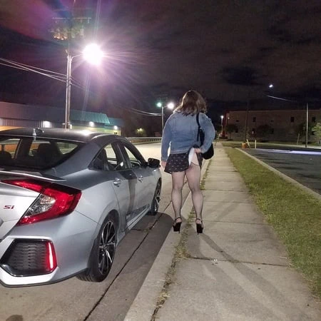 Bir arkadaşını ziyaret ediyor