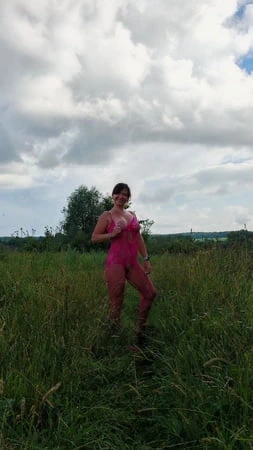 Bir apartmanın yanında halka açık film