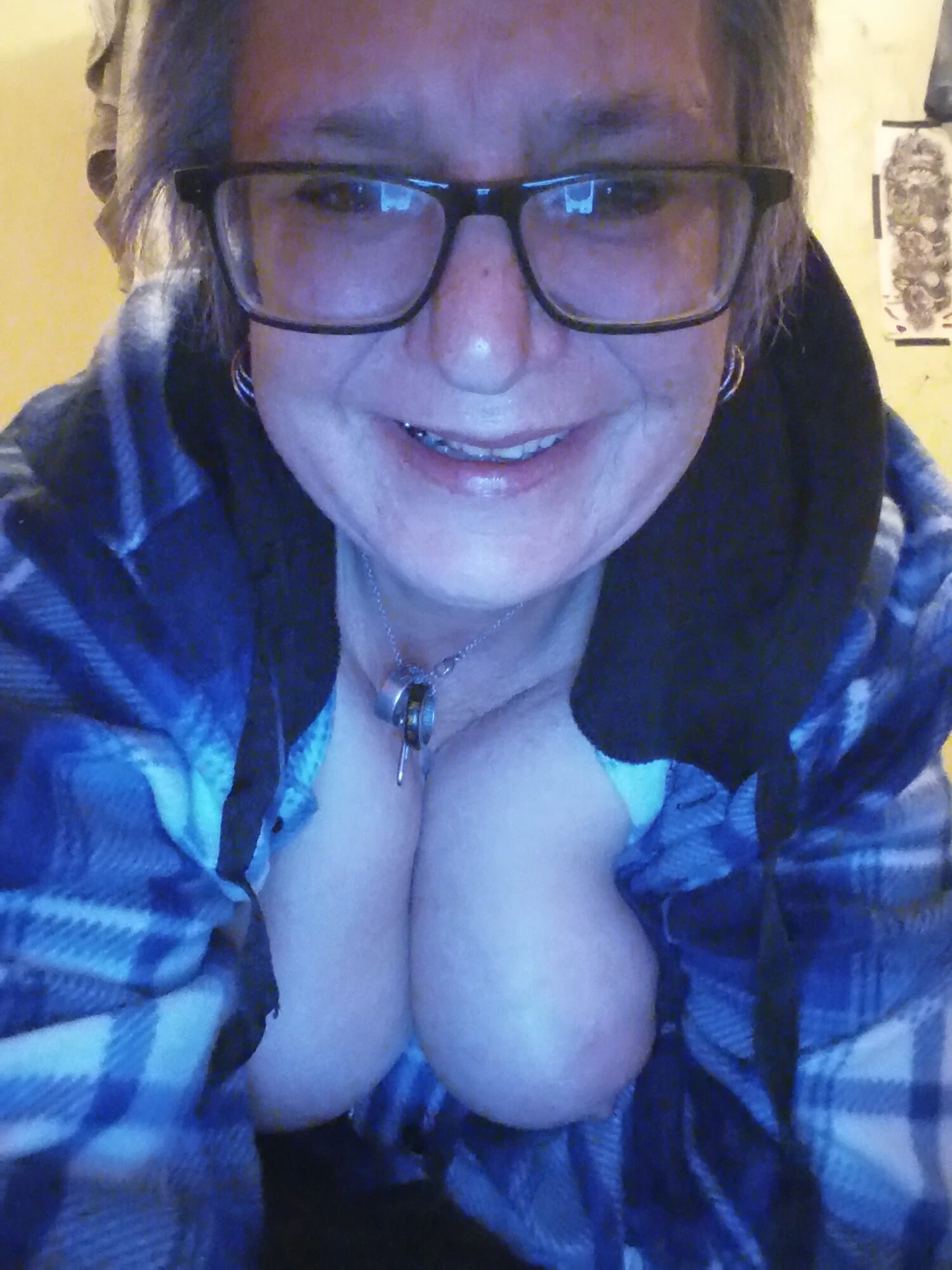 Göğüsleri teşhir