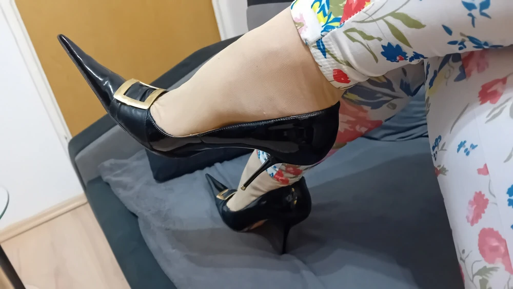 Crossdresser In Sexy Black Leather Pointed Toe High Heels