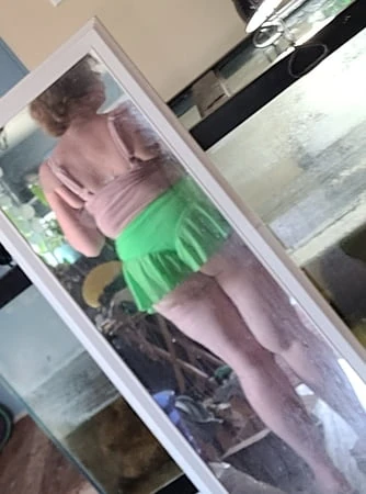 Vye aynada eğleniyor, büyük götünü göstererek oynuyor bbw