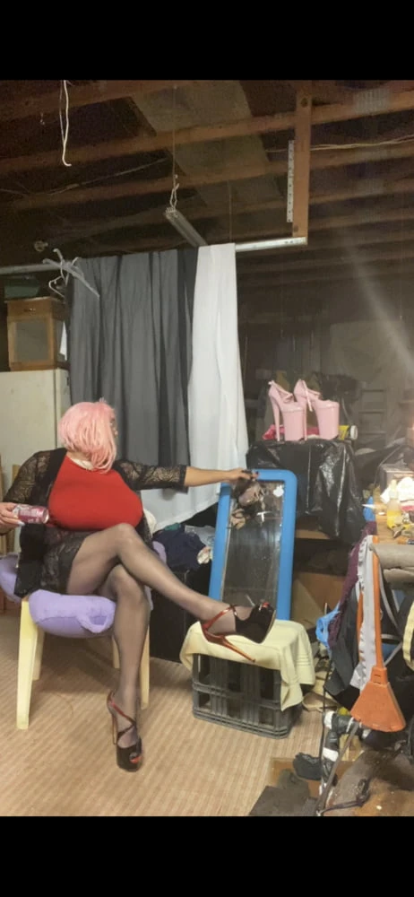 Kimmy atölyesinde yaramazlık yapıyor