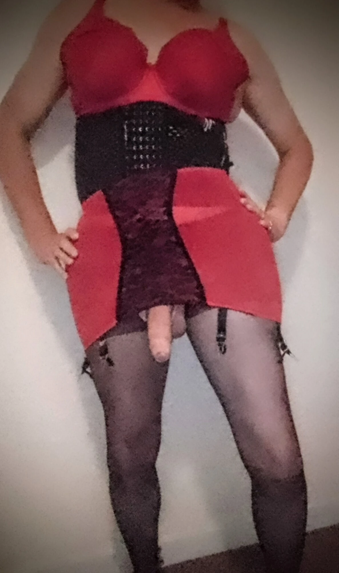 Sarah kırmızıya dolgun