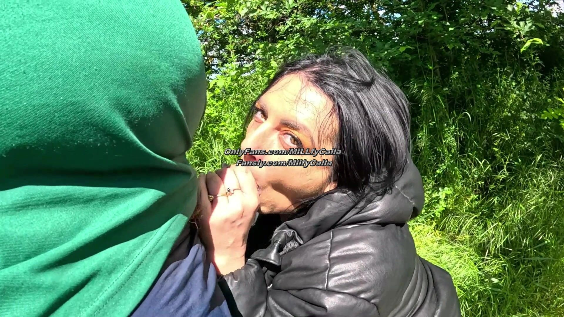 Ateşli açık havada sakso ve ceketle boşalma oyunu 
