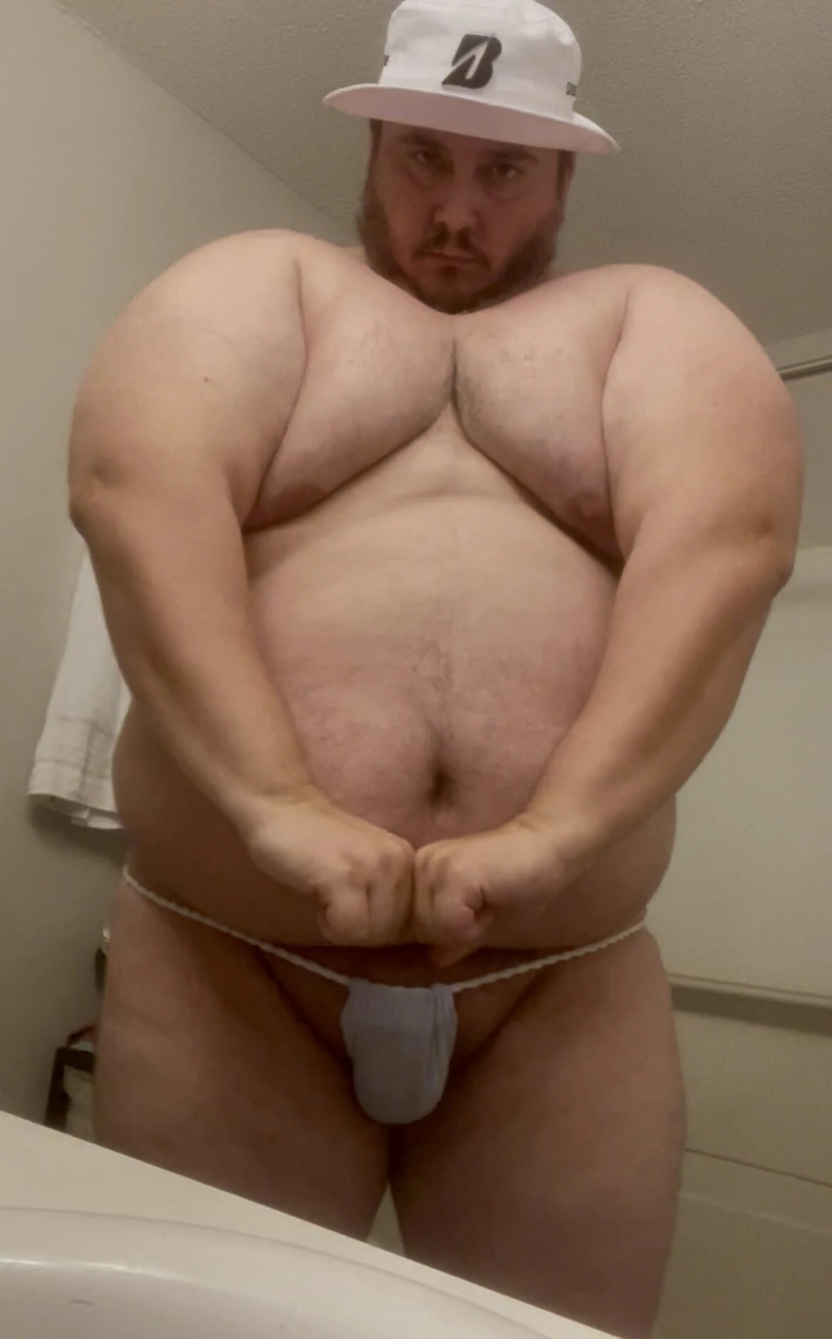 Minik bir g-string içinde büyük şişman burly chub
