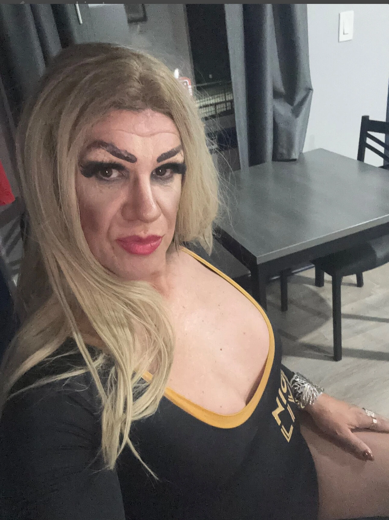 Şişe kız kıyafeti ve trans lucid elbise