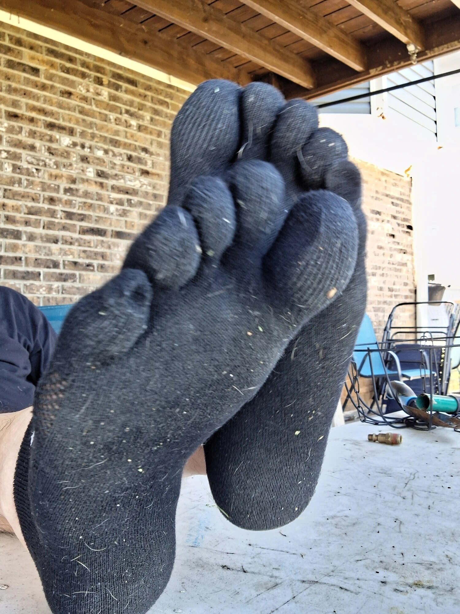 Siyah ayak ayak çoraplı ayaklarımı gösteriyorum