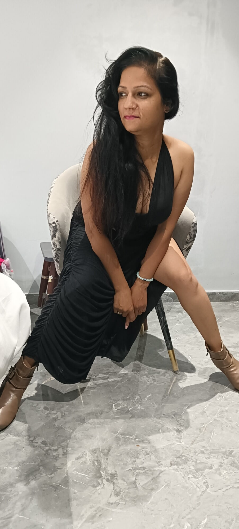 Orta yaşlı seksi kadın model Nikku