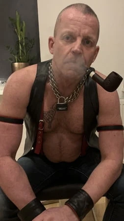 Pipo içen deri adam