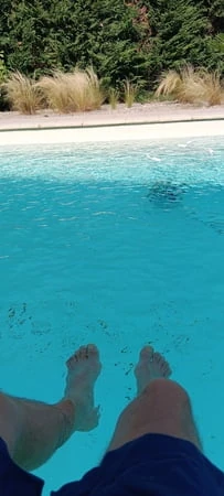 Anne bir la piscine'i ısırıyor 