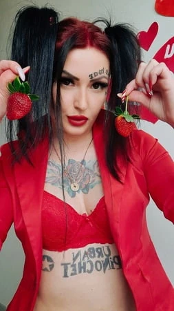Dominatrix nika sana mutlu sevgililer günü diliyor!