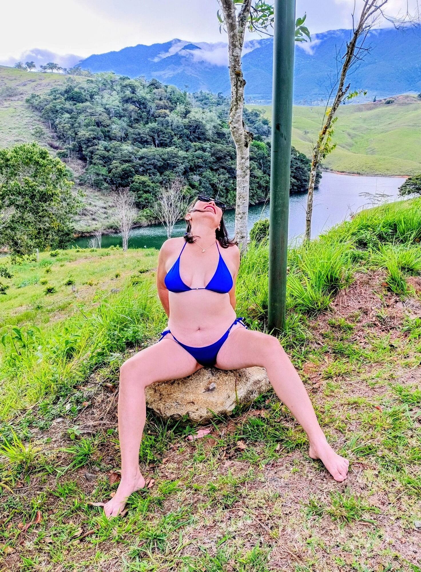 Ateşli kız orta yaşlı seksi kadını güneşlıyor