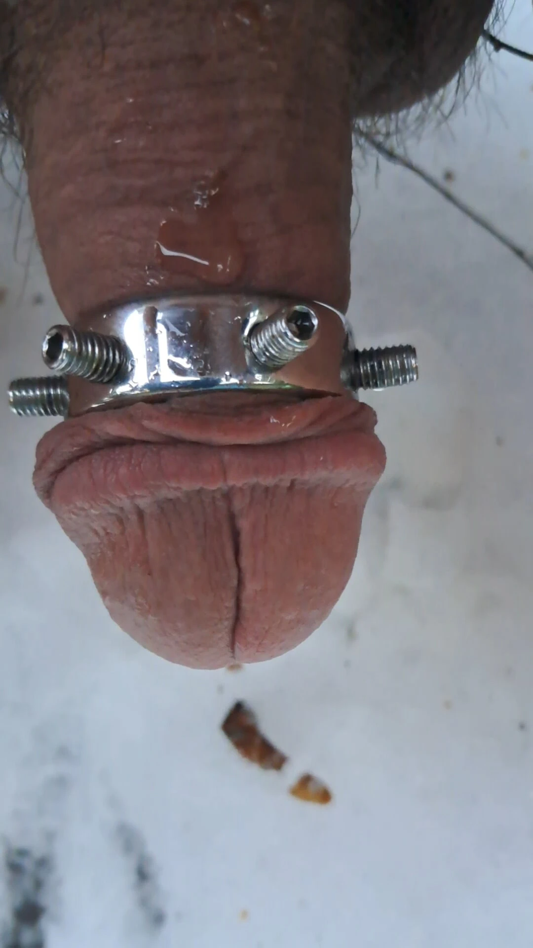 Kış meydan okuması: küçük, sarkık penisimi karla ovuyor 