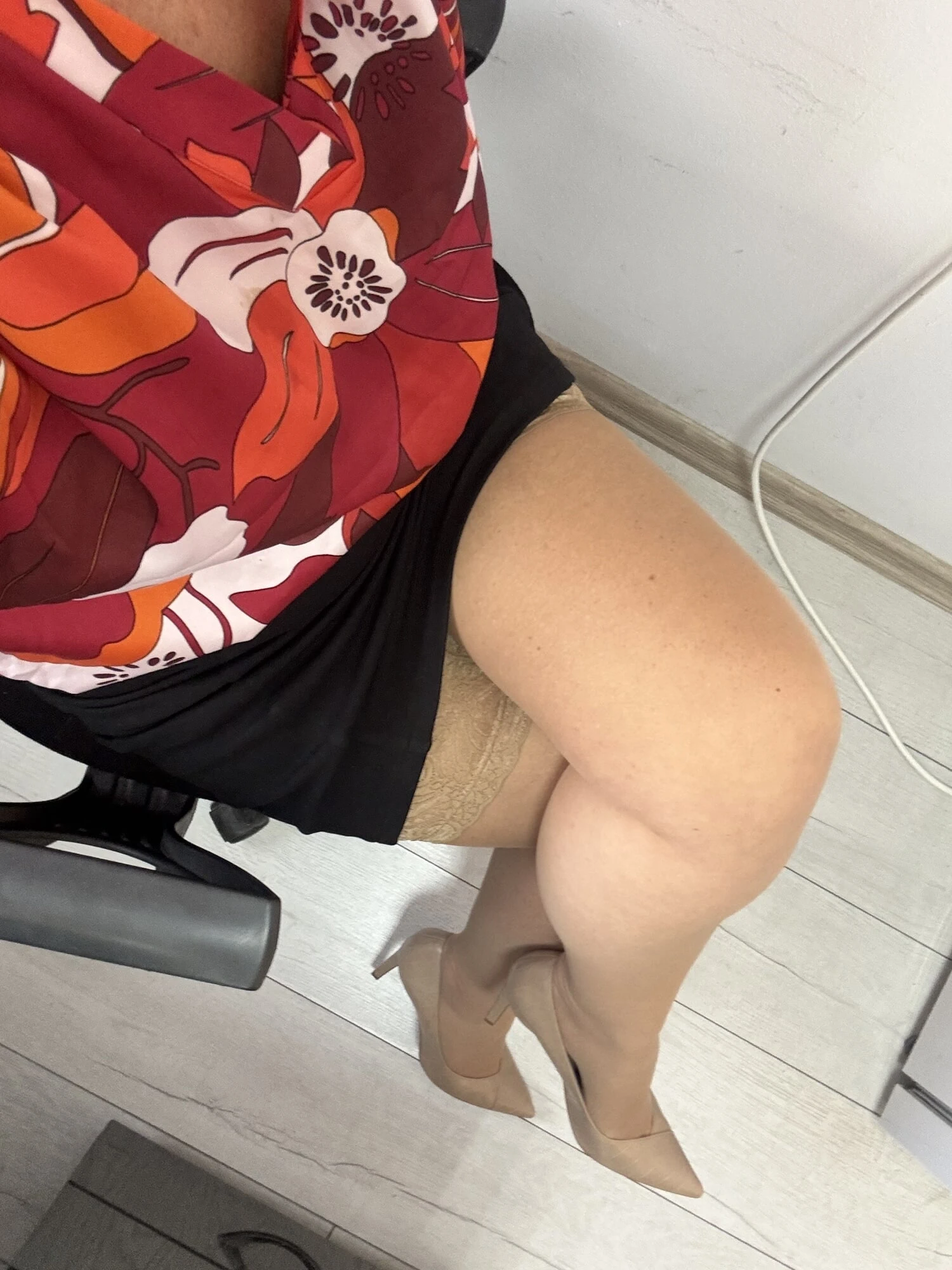 Ofiste naylon çoraplı ve topuklu olgun ateşli orta yaşlı seksi kadın