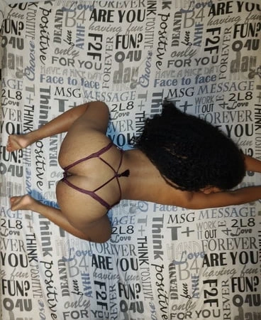 Yeni iç çamaşırımı giyiyorum ve adamıma poz veiyorum