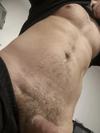 Karın kaslarını gösteriyor 