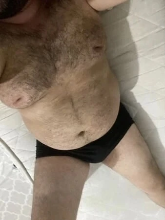 Doğal kıllı erkeksi adam 27 yaşında